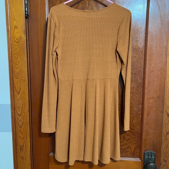 Large Mustard Yellow Dress - Picture 3 of 3